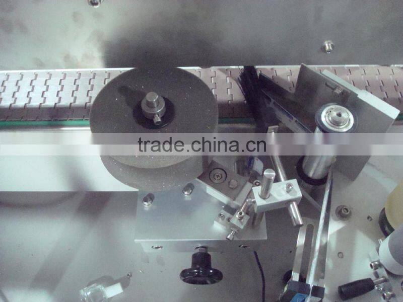 High speed little flat bottle labeling machine