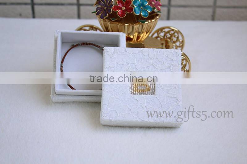 Luxury jewelry packaging box with beaded name plate of B