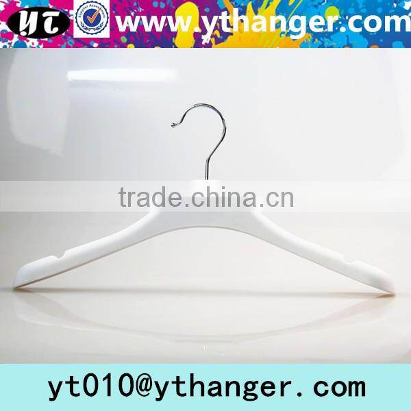 YY0538 black antislip rubber coated plastic hanger rubber coat hanger with metal hook
