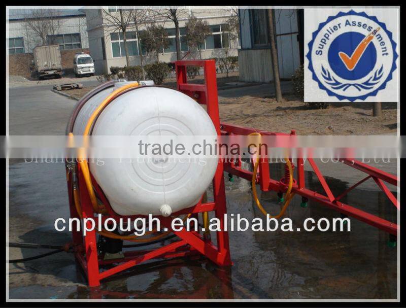 Agricultural boom sprayer