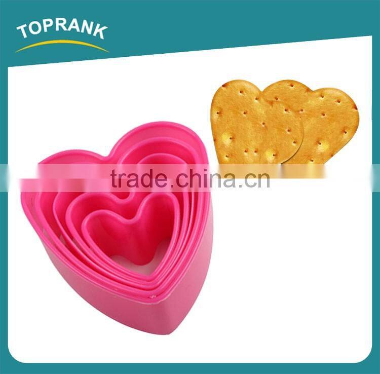 Toprank New Style Kitchen Goods Plastic 5PC Heart Shaped Mini Cookie Cutter Set Wholesale Cookie Cutter