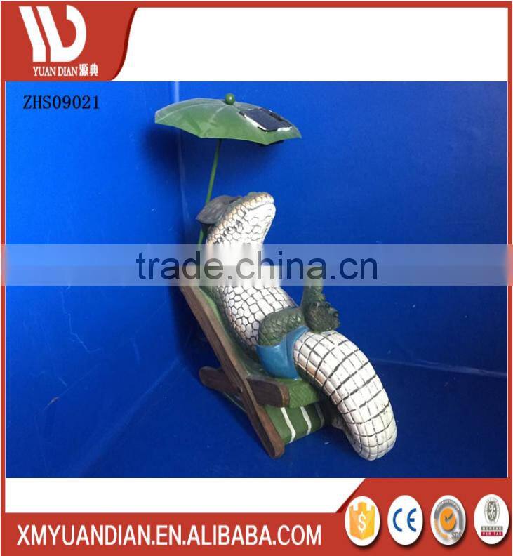 Garden Resin Work Crocodile with Green Umbrella Exterior Lighting Fixture