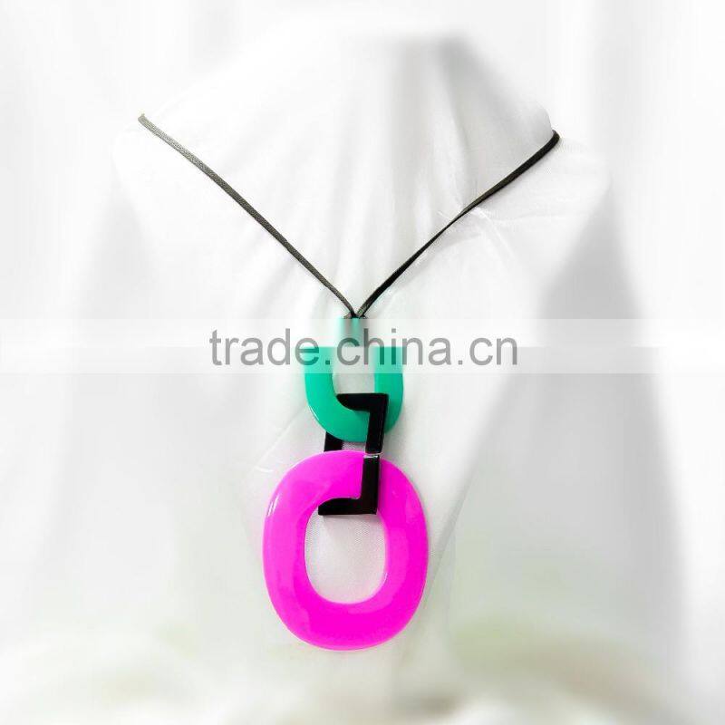 Buffalo horn necklace with lacquered finishing