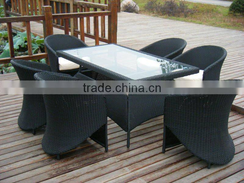 Wicker coffee table and chairs T066