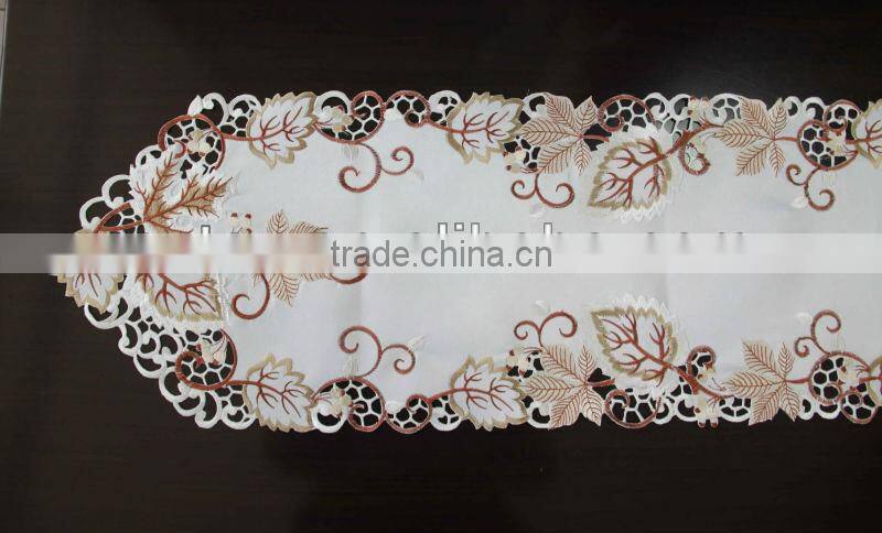 2015 new design embroidery table runner