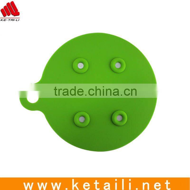 Silicone placemat with magnets