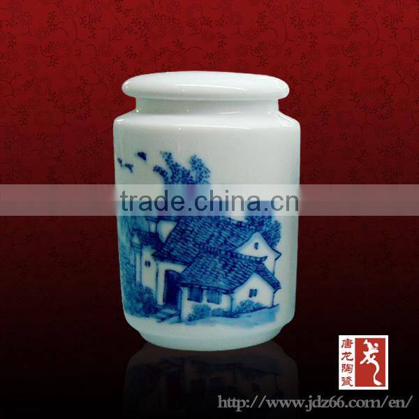 Simple and elegant square blue and white porcelain tea can