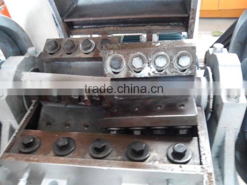 Waste plastic shell crusher with low noise