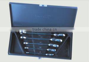 Flexible head combination ratchet wrench set in metal case