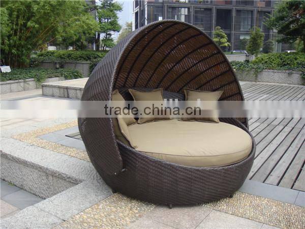 Outdoor rattan egg bed
