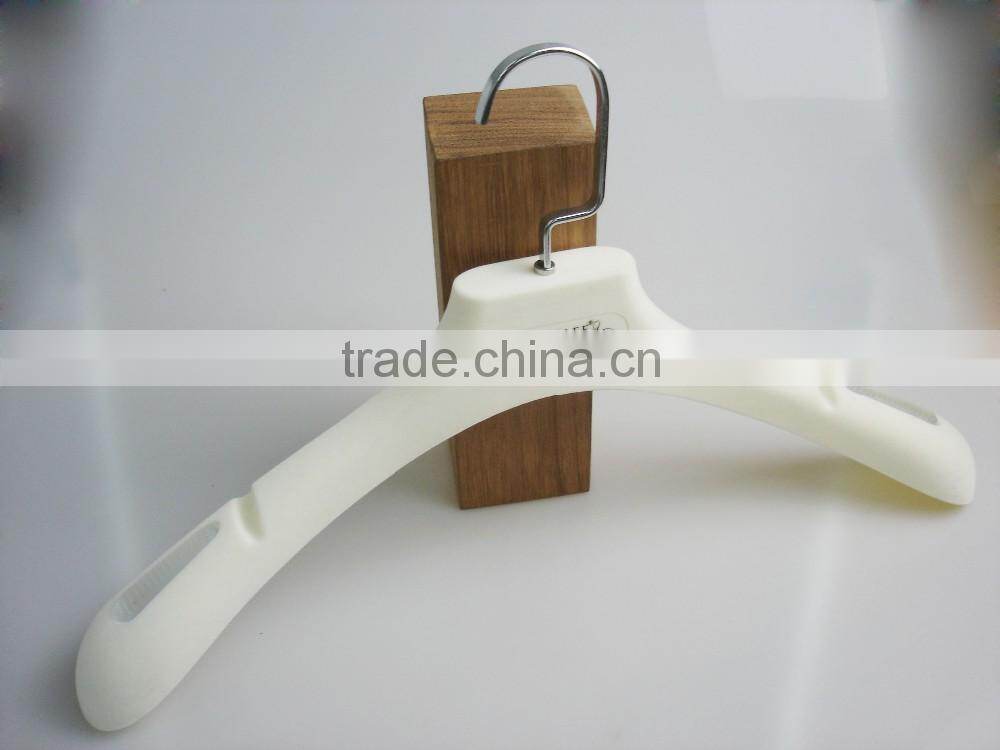 HA7018 china factory mens t shirts rubber paint palstic hanger