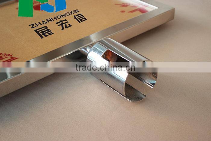 Retractable belt barrier movable in both outdoor and indoor