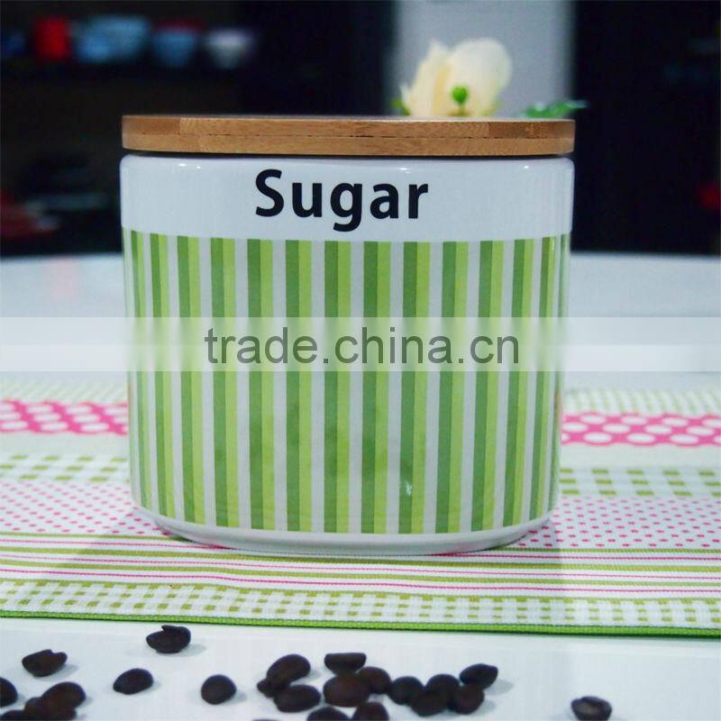 S/3 Oval canister with wood lid