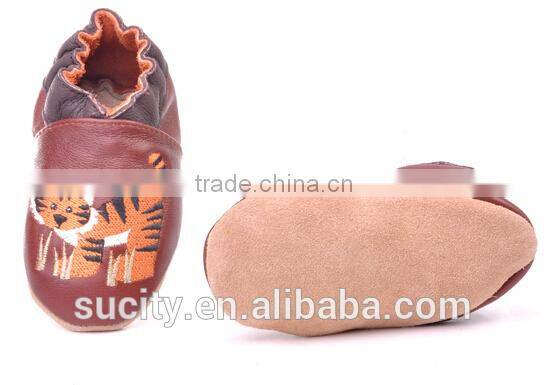china baby leather shoe with tiger embroidered
