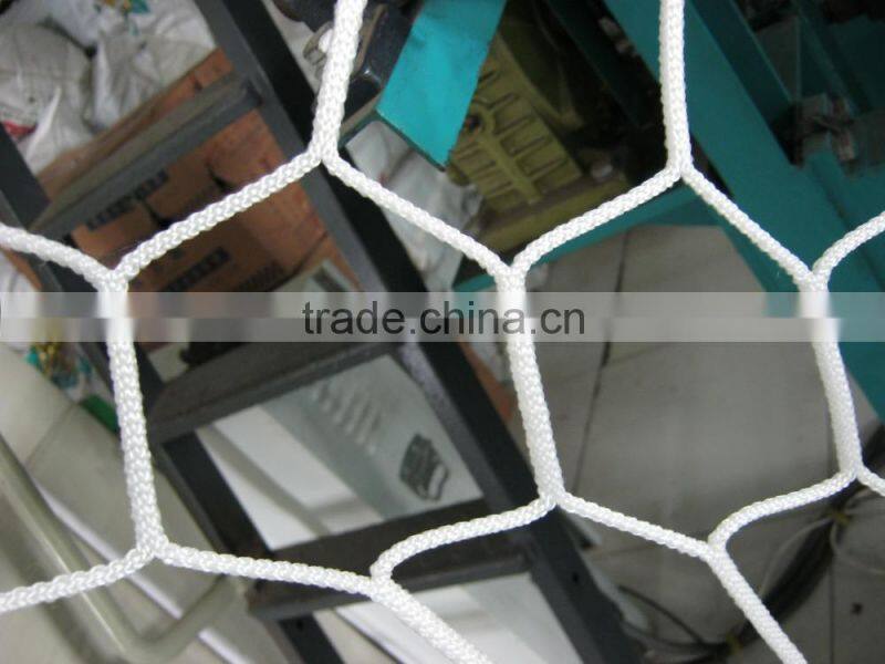 Knotless hexagon football net