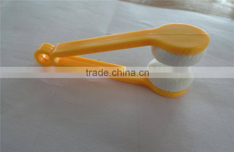 2016 custom keychain mini hand shape microfiber manual Spectacles wipe