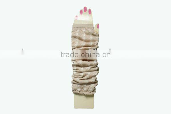 Lady long knitted bicycle arm warmer