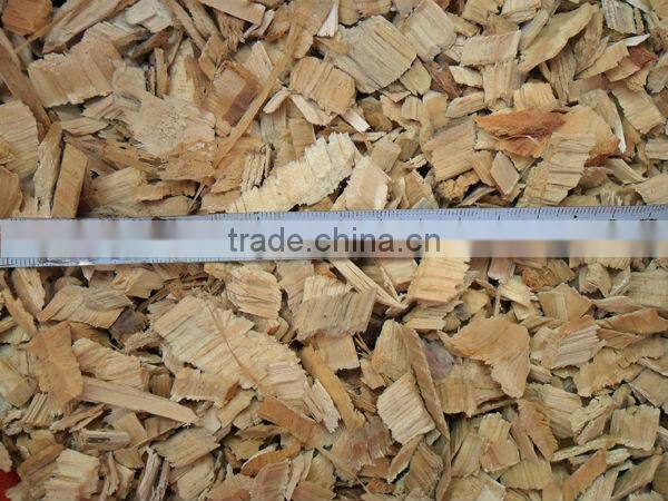 Drum wood chipper with conveyor belt