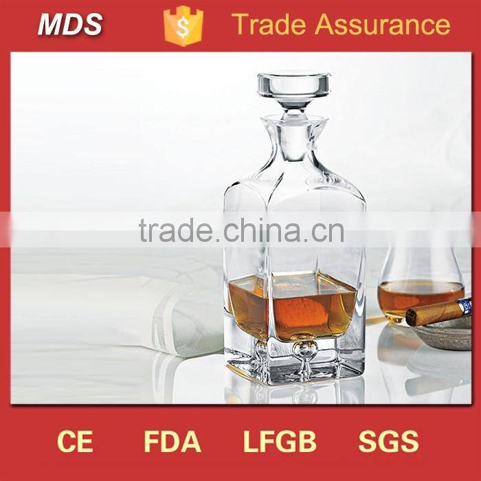 Square glass whisky decanter with glass lid