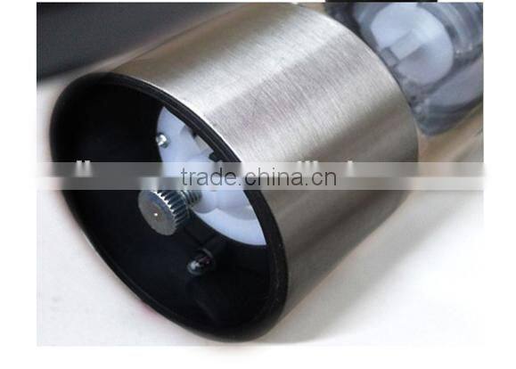 Sea salt and pepper mill for milling coarse salt and pepper