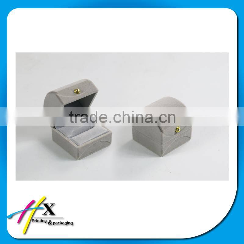 2016 exquisite velvet coated plastics rings boxes with button for engagement
