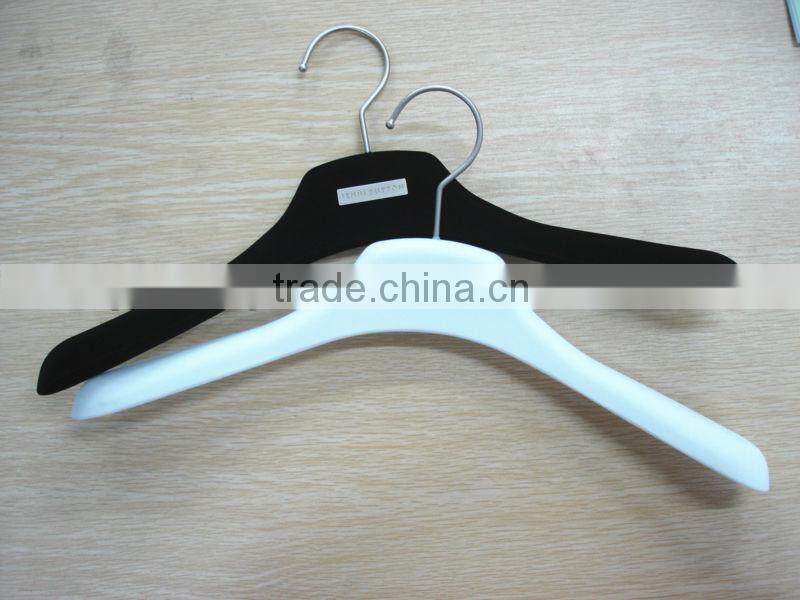 YT velvet clothes hanger velvet flocked hanger with metal logo