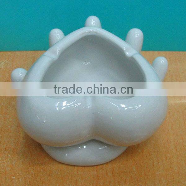 Novelty gifts decorative heart shaped ceramic ashtray with hand shaped tray