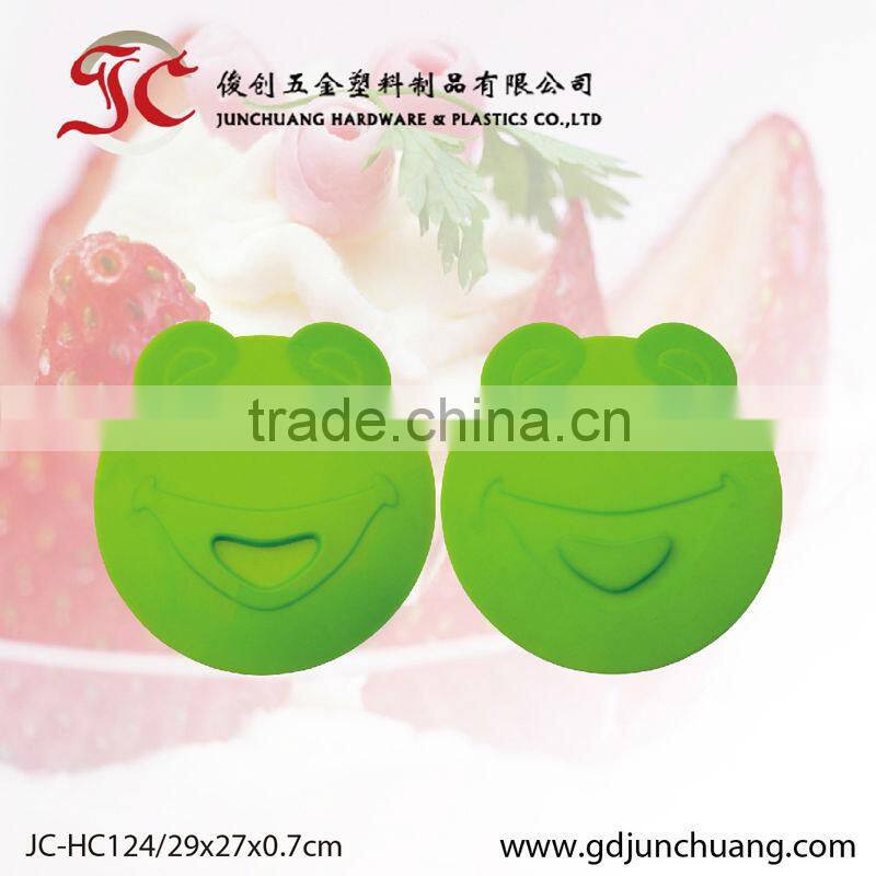 Non-stick baking mat for animal shape heat insulation cushion