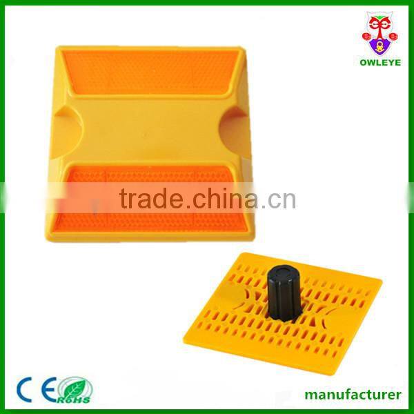 reflective plastic road stud for roadway safety
