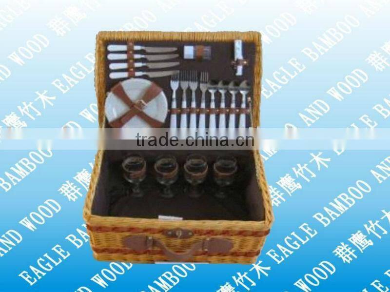 Wicker picnic basket for 4 persons