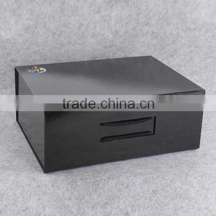 black foldable cardboard box with rope handle