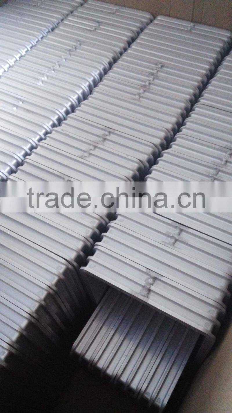 Extruded aluminum frame for seafood frozen