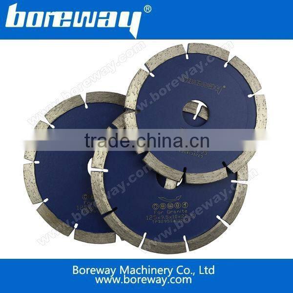Diamond tuck point circular saw blade with V-shaped segment