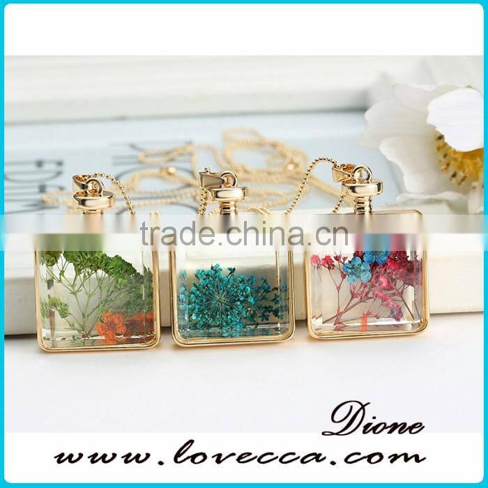 Cheap Golden Plated Alloy Chain Glass Heart Pendant Dry Flower Necklace
