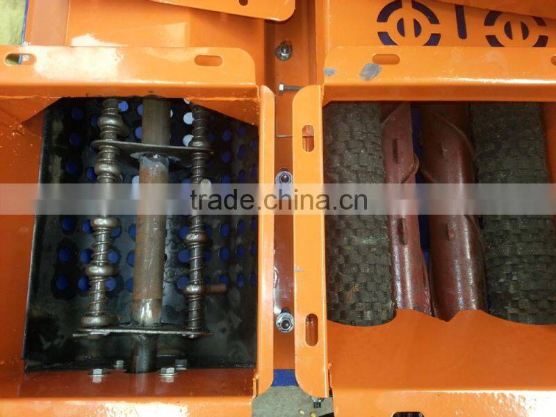 Two feeding hoppers corn stripper and sheller machine