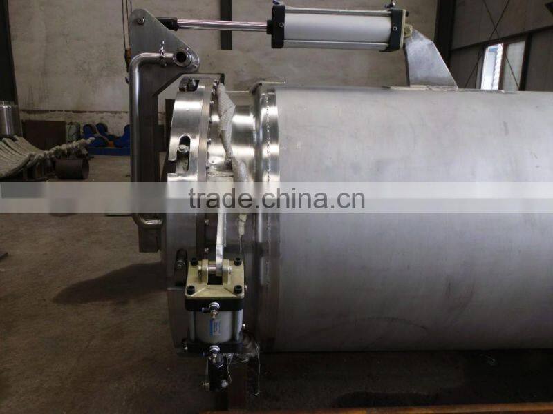 Herbal extraction tank with steam distillation