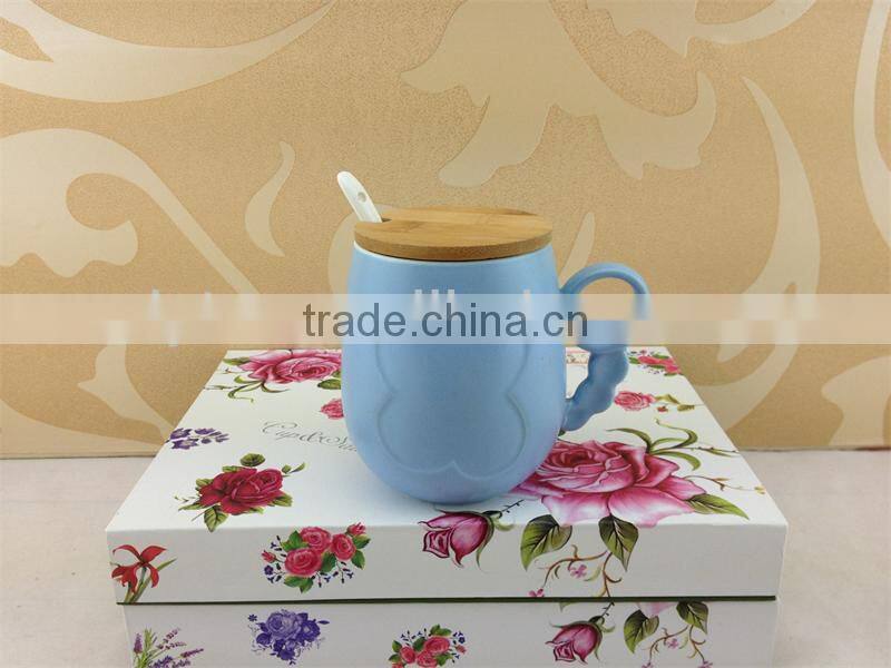 Assorted color ceramic coffee mug with cover and spoon