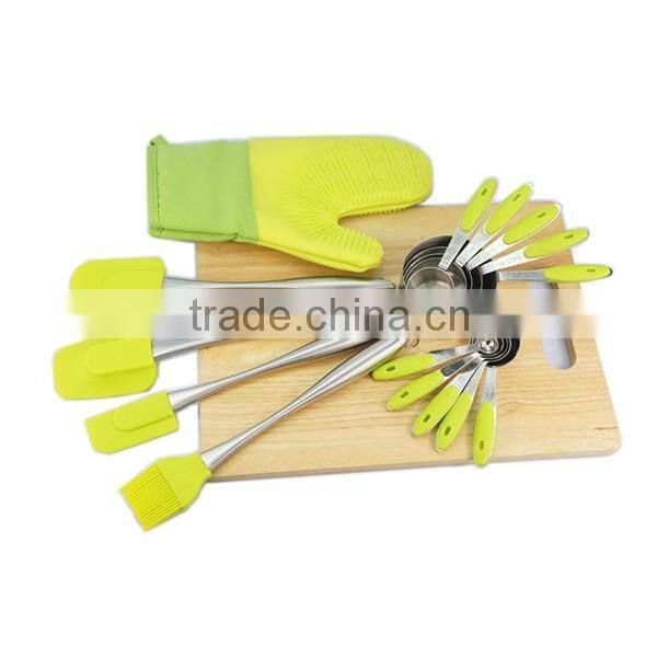 Silicone kitchen sets with measuring spoons,Turner Spatula and silicone glove