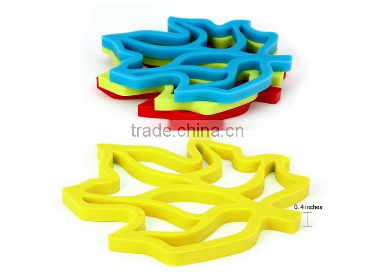 2016 Hot sale FDA and LFGB food grade colorful maple leaf shape non-sick silicone table mat & silicone drying mat