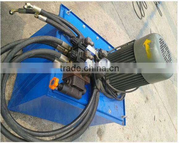 Roll forming machine for metal wall panel