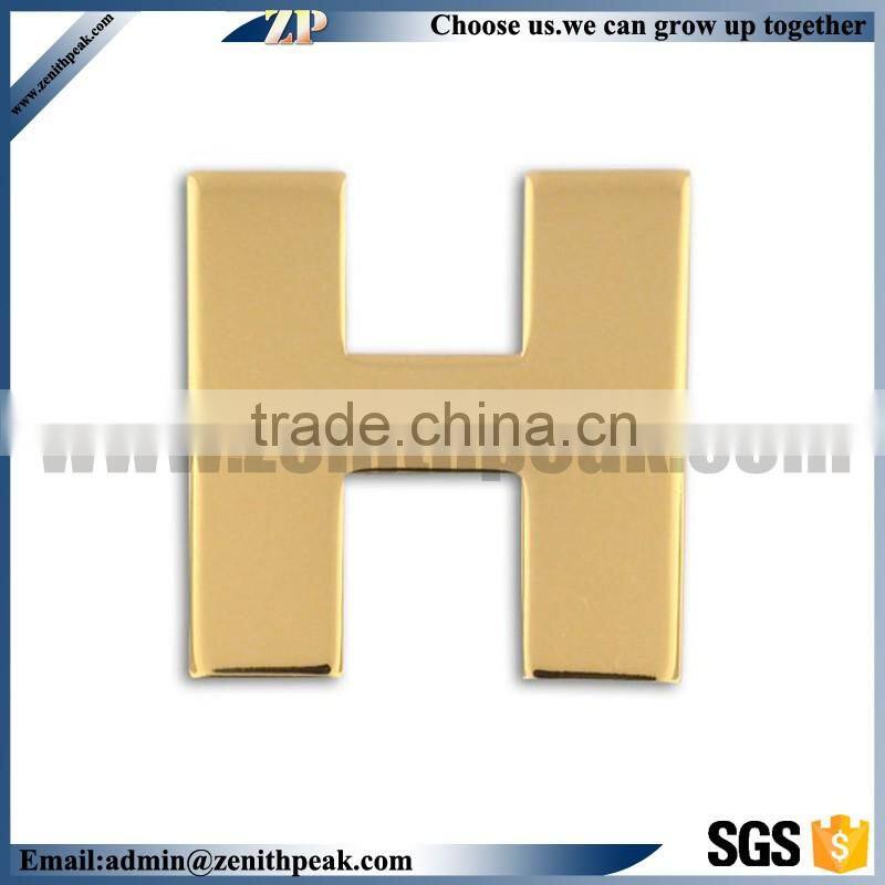 custom cheap metal badge with 3D young baseball player image with butterfly clasp