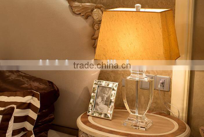 Medal shape design K9 clear crystal table lamp with fabric lampshade