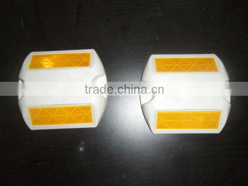 2013 RSG suppy cast 100*90*18mm,43 glass beads reflective plastic road stud