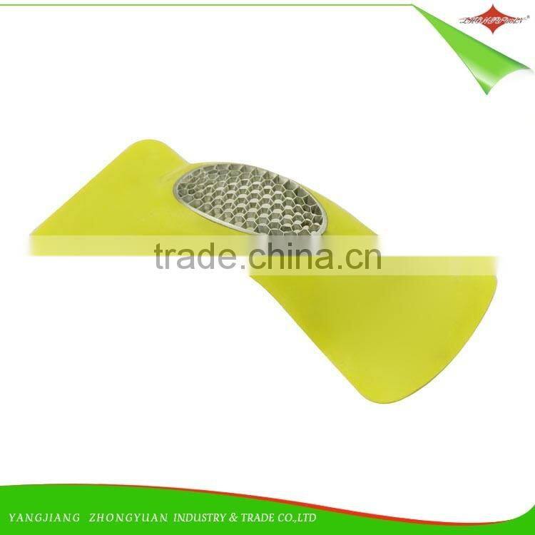 ZY-F1477 kitchen gadgets green stainless steel garlic press with plastic handle