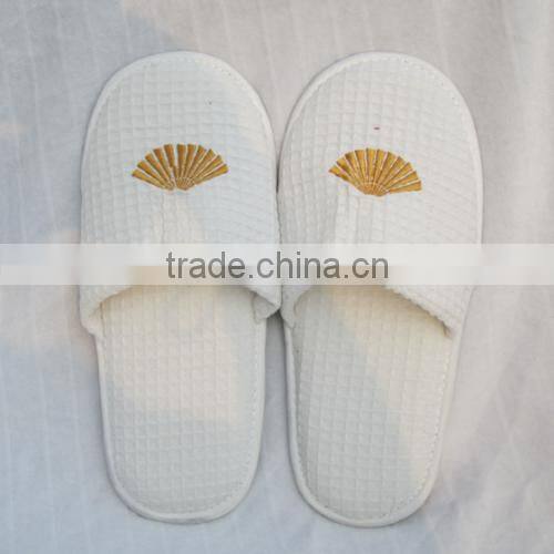 ( Quali Factory ) Expensive hotel slippers with embroidery logo