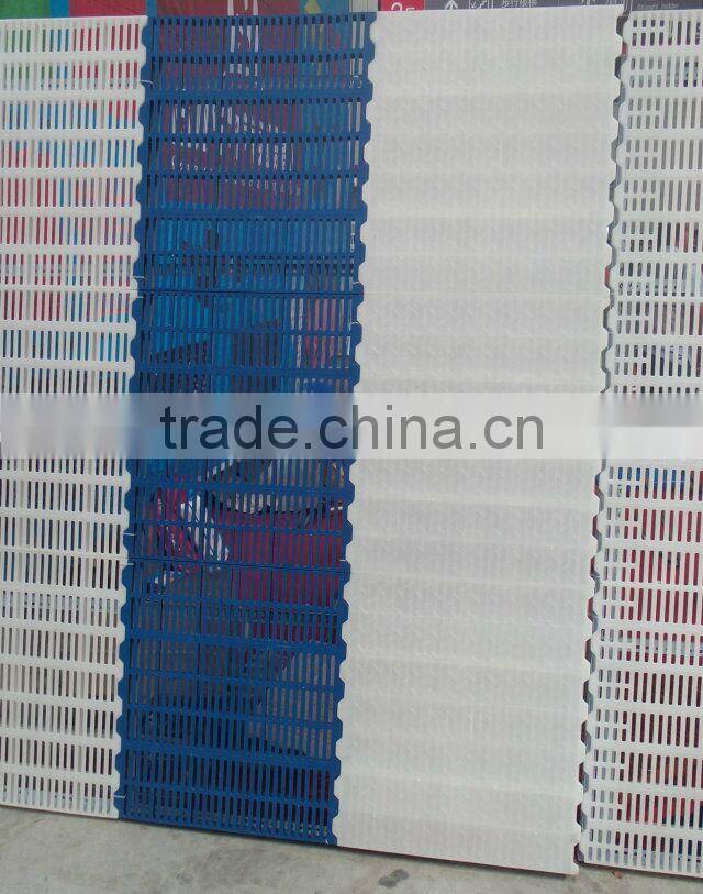 Plastic floor for pig farrowing crate