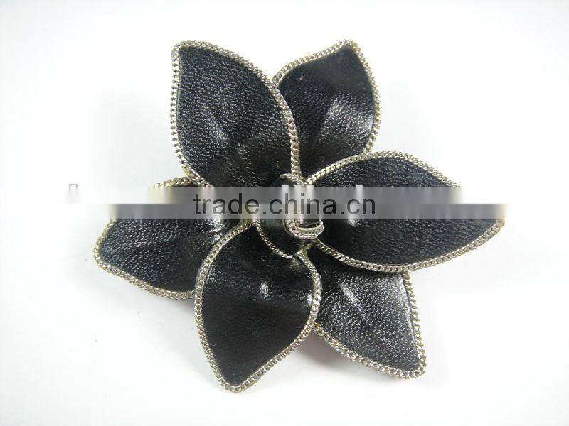 SF0308 Pretty handmade chain edge black leather flower brooch for men