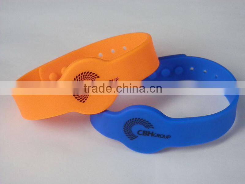 New style 13.56mhz RFID NFC silicone wristband waterproof