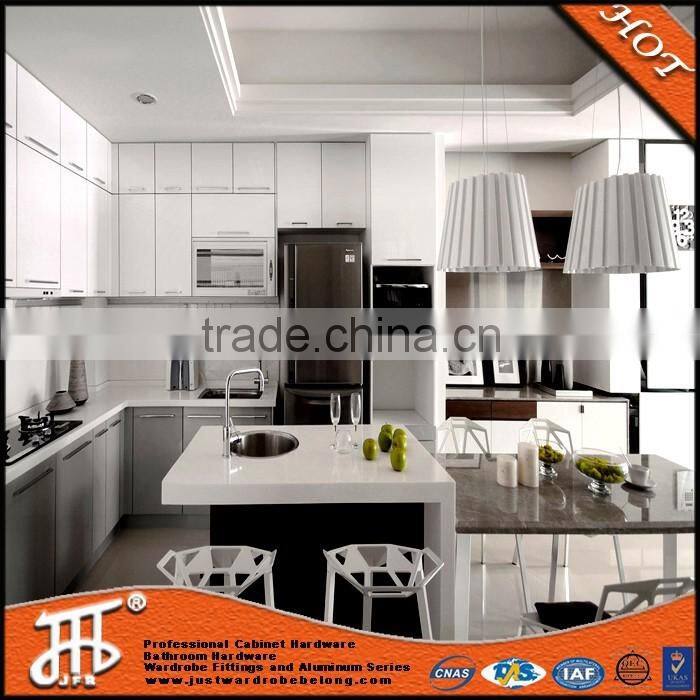 white shaker style kitchen cabinets door
