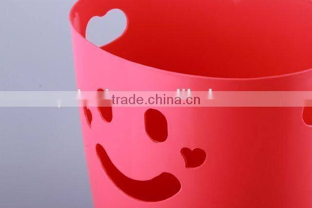 Hollow Out Smiling Face Plastic Trash Can Household Garbage Can/Rubbish Bin